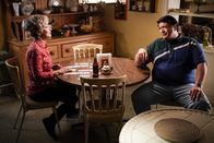 Young Sheldon – Meemaw (Annie Potts, l.); George (Lance Barber, r.)