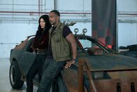 Twisted Metal – Kurz vor der Qualifikation treffen Quiet (Stephanie Beatriz, l.) und John (Anthony Mackie, r.) auf ihre Konkurrenz. Unter den Teilnehmern befinden sich auch einige bekannte Gesichter, die für den Sieg vor nichts zurückschrecken.