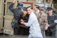 Charité – Ankunt von Verschütteten: Otto (Jannik Schümann, M.) stützt eine verletzte Frau.