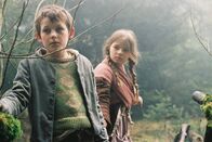 Hänsel und Gretel – Hänsel (Johann Storm) und Gretel (Nastassja Hahn) irren im Wald umher. Die Vögel haben ihre Wegmarkierung aus Brotkrumen weggefressen.