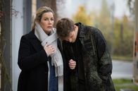 In aller Freundschaft – Sarah Marquardt (Alexa Maria Surholt) soll sich nach ihrer OP zu Hause schonen, doch sie hört klappernde Geräusche aus ihrem Brustkorb. Ihr Sohn Bastian (Johann Lukas Sickert) kann allerdings nichts hören.