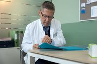 In aller Freundschaft – Dr. Kaminski (Udo Schenk) liest die Unterlagen, die angeblich bestätigen, dass Vera Bader eine Tochter hatte.