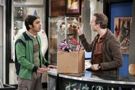 The Big Bang Theory – Um Raj (Kunal Nayyar, l.) zu helfen, bietet Stuart (Kevin Sussman, r.) ihm einen besonderen Job an. Aber würde Raj wirklich alles tun, um auf die Comic-Con gehen zu können?; Um Raj (Kunal Nayyar, l.) zu helfen, bietet Stuart (Kevin Sussman, r.) ihm einen besonderen Job an. Aber würde Raj wirklich alles tun, um auf die Comic-Con gehen zu können?