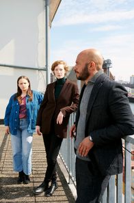 Tatort – Das Bremer „Tatort“-Team ist gefordert: Im aktuellen Mordfall geht es um Angst vor dem sozialen Abstieg, um Pflicht und Schuldigkeit vor Glück, um das richtige Leben (vlnr. Liv Moormann (Jasna Fritzi Bauer), Linda Selb (Luise Wolfram), Mads Andersen (Dar Salim)).