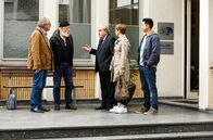 Rentnercops – Klaus Schmitz (Hartmut Volle, l.) und Reinhard Bielefelder (Bill Mockridge, 2.v.l.) sind aus dem Ruhestand zurück und besprechen mit Plocher (Michael Prelle, M.), Vicky Adam (Katja Danowski, 2.v.r.) und Hui Ko (Aaron Le, r.), wie die Ermittlungen gelaufen sind.