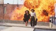 Desperado – Carolina (Salma Hayek) und El Mariachi (Antonio Banderas) entkommen nur knapp einer Schießerei, indem sie ihre Feinde ausschalten.