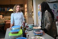 Perfect Harmony – Ginny (Anna Camp, l.); Adams Adams (Tymberlee Hill, r.)