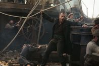 Black Sails – Beim Angriff auf Nassau segeln Flint (Toby Stephens) und seine Crew direkt in eine von Rogers' initiierte Falle ...