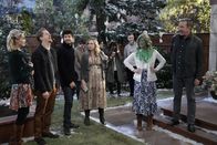 Last Man Standing – v.l.n.r.) Mandy (Molly McCook); Kyle (Christoph Sanders); Ryan (Jordan Masterson); Kristen (Amanda Fuller); Vanessa (Nancy Travis); Mike (Tim Allen)