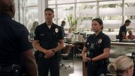 The Rookie – Officer Grey (Richard T. Jones, l.) bestimmt auf der Polizeidienststelle, dass Officer Lucy Chen (Melissa O'Neil, r.) ihrem Kollegen Tim Bradford (Eric Winter, M.) zuarbeiten soll. Diese Anordnung löst bei beiden Unbehagen aus.