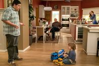 Modern Family – L-R: Manny Delgado (Rico Rodriguez), Jay Pritchett (Ed O'Neill), Joe Pritchett (Jeremy Maguire) und Gloria Delgado-Pritchett (Sofía Vergara)