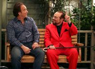 Immer wieder Jim – Jim (Jim Belushi, li.) macht mit dem Teufel (James Lipton) einen Deal...