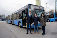 Checker Tobi – Bei der Münchner Verkehrsgesellschaft MVG bekommt Tobi (Mitte) Fahrstunden von Busfahrerin Biljana.