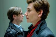 Unterm Radar – Elke Seeberg (Christiane Paul) und Tom Henskind (Matthias Matschke).