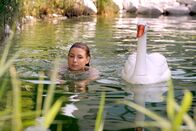 Vorstadtweiber – ARD VORSTADTWEIBER, neue Serie mit 10 Folgen, Folge 415 Uhr im Ersten. Luxus pur: Caroline (Martina Ebm) dreht eine Runde in ihrem Schwimmteich.