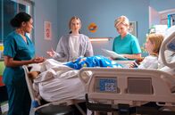 In aller Freundschaft – Lotta Trab (Maya Morgeneyer, re.) ist nach einem Sturz und drei Rippenbrüchen von Dr. Lucia Böhm (Vanessa Rottenburg, li.) und Dr. Kathrin Globisch (Andrea Kathrin Loewig, 2.v.re.) operiert. Doch es kam zu Komplikationen. Nun stellen sie Lottas Mutter Wenke Trab (Nadja Bobyleva, 2.v.li.) zur Rede, warum sie eine angebliche Leukämieerkrankung verschwiegen hat.