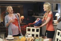 Desperate Housewives – Als Lynette erfährt, dass Preston sein Studium geschmissen hat und nun einen Job angenommen hat, kommt es zwischen Irina (Helena Mattsson, r.) und Lynette (Felicity Huffman, l.) zu einem Streit ?; Als Lynette erfährt, dass Preston sein Studium geschmissen hat und nun einen Job angenommen hat, kommt es zwischen Irina (Helena Mattsson, r.) und Lynette (Felicity Huffman, l.) zu einem Streit ?