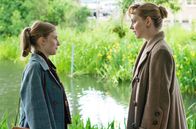 The Bletchley Circle – Lizzie Lancaster (Faye Marsay) und Alice (Hattie Morahan, r)