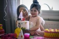 Eine gute Mutter – Noras Tochter Sabah (Sabrina Benhamed) und Enkelin Maria (Maria Benhamed) wohnen bei ihr unterm Dach.