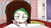 Sarah & Duck – Sarah zeichnet an ihrem Computer, um sich von der Geschichte des Regenbogens abzulenken.