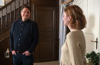 Rote Rosen – Bernd (Tim Olrik Stöneberg, l.) braucht übergangsweise eine Heimstatt. Im Rosenhaus trifft er auf Nici (Lucy Hellenbrecht, r.).