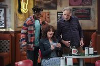 Superior Donuts – (v.l.n.r.) Franco Wicks (Jermaine Fowler); Randy DeLuca (Katey Sagal); Arthur Przybyszweski (Judd Hirsch)