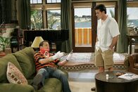 Two and a Half Men – Nach dem schlimmen Sturz von Alan (Jon Cryer, l.) übernimmt Charlie (Charlie Sheen, r.) die Beaufsichtigung seines Neffen Jake ...