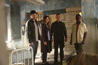 Scorpion – Toby (Eddie Kaye Thomas, l.), Paige (Katharine McPhee, 2.v.l.), Cabe (Robert Patrick, 2.v.r.) und der Rest von Team Scorpion versuchen, Alex (Koby Kumi-Diaka, r.) und anderen afrikanischen Dorfbewohnern das Leben zu retten ...