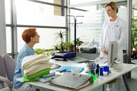 In aller Freundschaft – Dr. Lea Peters (Anja Nejarri, re.) sucht Pia Heilmann (Hendrikje Fitz, li.) auf. Doch Pia will nicht hören, was Lea ihr zu sagen hat: Wenn Lea schon Pias Mann nicht in Ruhe lassen kann, dann solle sie sich doch bitte wenigstens von ihr fern halten.