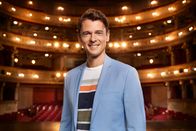 Kulturzeit – Moderator Peter Schneeberger (ORF). "Kulturzeit" ist das werktägliche Kulturmagazin von 3sat. "Kulturzeit" mischt sich in kulturelle und gesellschaftspolitische Fragen ein. Das Magazin bietet Hintergrundinformationen, Porträts und Gespräche zu aktuellen und brisanten Fragen.