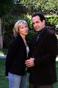 Monk – Die Lösung eines schwierigen Falls ist für Monk (Tony Shalhoub) nicht der einzige Grund zur Freude, denn im Lauf der Ermittlungen haben er und Natalie (Traylor Howard) Gefallen aneinander gefunden, was zur Folge hat, dass Natalie sich bereit erklärt, künftig als Assistentin für Monk zu arbeiten.