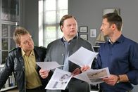 Die Rosenheim-Cops – Die Kollegen aus dem Rosenheimer Kommissariat Mohr (Max Müller, l.), Hartl (Michael A. Grimm, M.) und Hansen (Igor Jeftic, r.) klären den Mord an einem Hausbesitzer auf.