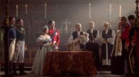 Victoria – v.l.n.r.: Prinz Ernest (David Oakes), Herzog von Coburg (Andrew Bicknell), Königin Victoria (Jenna Coleman), Prinz Albert (Tom Hughes), Erzbischof von Canterbury (Peter Ivatts), Herzogin von Kent (Catherine Flemming), Herzog von Wellington (Peter Bowles) und König Leopold (Alex Jennings).