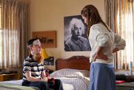 Young Sheldon – Sheldon Cooper (Iain Armitage, l.); Mary Cooper (Zoe Perry, r.)