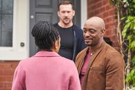 The Bay – DS Jenn Townsends (Marsha Thomason, l.) Sohn ist wieder zurück. Doch das plötzliche Auftauchen ihres Ex-Mannes Guy Townsend (Oliver Alvin Wilson, r.) stellt ihre Beziehung mit ihrem Freund Chris Fischer (Barry Sloane, M.) vor neue Herausforderungen.