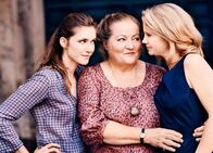 Omamamia – Drei Frauen - drei Generationen: Oma Marguerita (MARIANNE SÄGEBRECHT, Mi.) mit ihrer Tochter (ANNETTE FRIER, re.) und ihrer Enkelin Martina (MIRIAM STEIN, li).