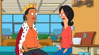 Bob's Burgers – Gelingt es der Sofa-Queen (l.) tatsächlich, Linda (r.) und die Familie davon zu überzeugen, eine neue Couch zu kaufen?
