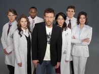 Dr. House – (2. Staffel) - Im Leben ist nicht immer nur alles eitel Sonnenschein (v.l.n.r.): Dr. Robert Chase (Jesse Spencer), Dr. Allison Cameron (Jennifer Morrison), Dr. Eric Foreman (Omar Epps), Dr. Gregory House (Hugh Laurie), Dr. Lisa Cuddy (Lisa Edelstein), Dr. James Wilson (Robert Sean Leonard) und Stacy Warner (Sela Ward)