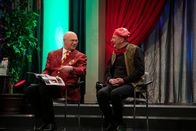 Heißmann + Rassau – Immer aufgeschlossen: Martin Rassau (links) lässt sich gerne von fremdländischen Männern (Volker Heißmann, rechts) ins Gespräch verwickeln.