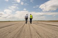 Mayday - Alarm im Cockpit – Auf der Tischlandebahn des internationalen Flughafens von Calicut untersucht der zweite Ermittler (gespielt von Manny Thind) Reifenspuren auf der Landebahn, um festzustellen, wo der Air India Express Flug 1344 aufgesetzt hat, bevor er über das Ende der Landebahn hinausschoss und 21 Menschen an Bord tötete. (Cineflix 2025/Shay Markowitz)