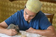 GEO Reportage – Manche Igel im Hospital müssen von Hand gefüttert werden, weil sie sich sonst verschlucken und am Essen ersticken könnten.