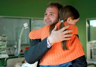 Die Anwälte – NDR Fernsehen DIE ANWÄLTE, "Entmündigung" Uhr. Marco Johannsen (Oliver Bläßler) und seine kleine Tochter Lilli (Johanna Werner) besuchen seine todkranke Ehefrau.