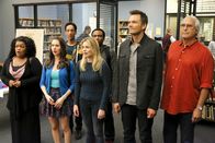 Community – Ein völlig verrückter Freitag: Shirley (Yvette Nicole Brown, l.), Annie (Alison Brie, 2.v.l.), Britta (Gillian Jacobs, 3.v.l.), Jeff (Joel McHale, 2.v.r.), Pierce (Chevy Chase, r.), Abed (Danny Pudi, l. hinten) und Troy (Donald Glover, r. hinten) erleben merkwürdige Dinge in Greendale ...