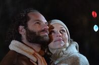 Servus Baby – Basti (Maximilian Schaffroth) und Eve (Teresa Rizos).