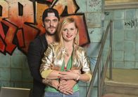 Alles oder Nichts – Anja Meyer (Franziska Breite, r.) und ihr Freund Rocko (Marc Barthel, l.) arbeiten in einem Topless-Bar. Als sie von ihrem Erbe erfahren, treffen sie voller Euphorie voreilige Entscheidungen ...