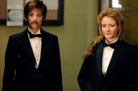 Murdoch Mysteries – Katie Powers (Zoie Palmer, li.) und Ogden (Hélène Joy) werden auf der Polizeistation geoutet.