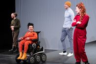 einfach Mensch – Kübra Sekin (M.) ist Schauspielerin, Moderatorin, "Inkluencerin" und engagiert sich für die "Aktion Mensch".