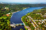 Die Ruhr - Vom Sauerland durchs Ruhrgebiet (WDR) (100% Reise & Fernweh) – Der Baldeneysee in Essen ist einer von sechs Stauseen im Unterlauf der Ruhr. Er wurde Anfang der 1930er-Jahre zur Reinigung des Ruhrwassers als Absatzbecken für Schwebestoffe aufgestaut. Heute ist er Naherholungsgebiet und Freizeitziel.