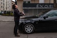 Der Überfall – Alles deutet auf den kommende Unheil hin: Aus heiterem Himmel fällt ein Fisch auf das Auto von Daniel Kowalski (Joel Basmann) und Paula Schönberg (Katja Riemann).