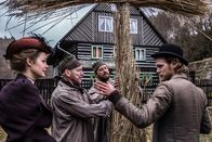 Die Glasbläserin – Johanna Steinmann (Luise Heyer), Thomas Heimer (Franz Dinda, 2.v.r.) Peter Maienbaum (Robert Gwisdek, r.)